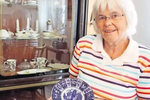 Ortrud Ritthaler mit dem alten Sammelteller ihrer Urgroßmutter. Er hat einen Ehrenplatz in der Vitrine.