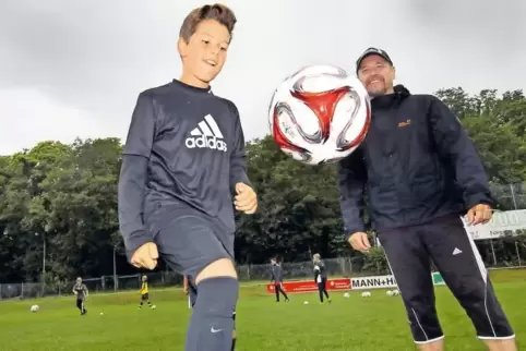 Kunst am Ball: Trainer Stefan Mertesheimer gefällt, was Peter vorführt.