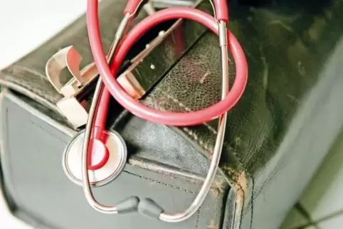 In Arztkoffern sollten Schmerzmittel vorhanden sein. Der diensthabende Arzt des Bereitschaftsdienstes kam der Familie nicht zu H