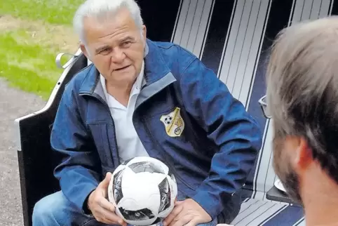 Fachsimpelei im Strandkorb: Udo Schöneberger (links) im Gespräch mit Reiner Bohlander.