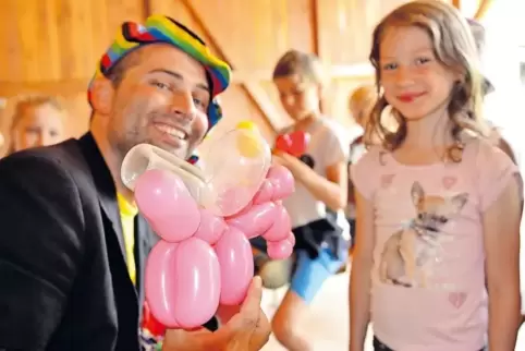 Ein geflügeltes Einhorn aus Luftballons hatte sich Ida gewünscht. Der Wunsch war Zauberer Alex Befehl und mit magischen Händen l