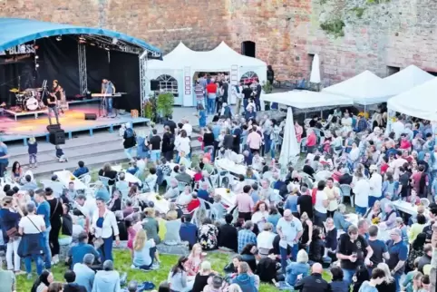 Festival-Atmosphäre auf der Burg Neuleiningen: Morgen startet wieder das Burg-Weinfest.
