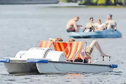 Gruselige Vorstellung für Naturschützer: ein Tretbootverleih auf dem Altrhein.