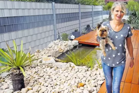 Schätzt ihren kleinen Teich im Garten: Christiane Bienroth, hier mit Hund Purzel.