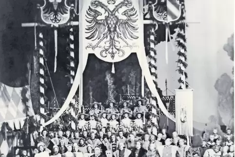 Gestern sind die Bayreutehr Festspiele 2017 mit einer „Meisteringer“-Neuinszenierung eröffnet worden. 1943 war diese Oper in ein