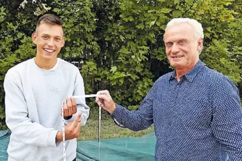 Auf dem Maßband die Rekordmarke: Hans-Peter Briegel (rechts) mit Jan Bieler.