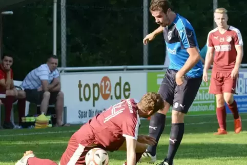 Der SC Hauenstein – im Bild Rückkehrer Kai Schacker (blaues Trikot) – ist am Mittwochabend in Vorderweidenthal am Ball. Gegner i