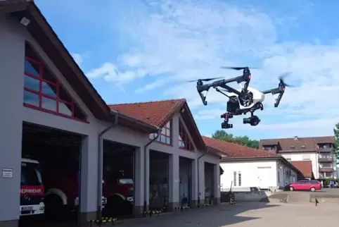 Testflug vor der Wache: An der Drohne der Winnweilerer Feuerwehr ist eine „normale“ und eine Wärmebildkamera angebracht.  Foto: 