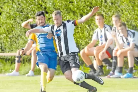 Die TSG Albisheim tat sich gegen die ersatzgeschwächte Mannschaft des FV Rockenhausen II schwer: Hier setzt sich TSG-Kapitän Sve