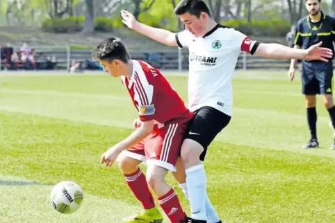 Lernprozess: Die SG Frankenthal/Pfingstweide und die Kickers Isenach verließen nur selten den Platz als Sieger. Hier kämpfen Mel
