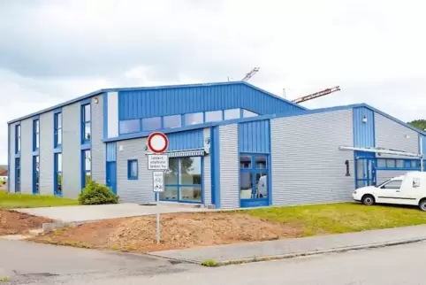 Ab Oktober ein Bella-Vitalis-Studio: die Halle im Gewerbegebiet am Ortseingang von Dudenhofen. Dort mussten für Parkplätze Nadel