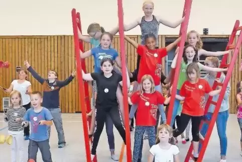 Bei Regen üben die jungen Artisten auch in der Forster Mehrzweckhalle.