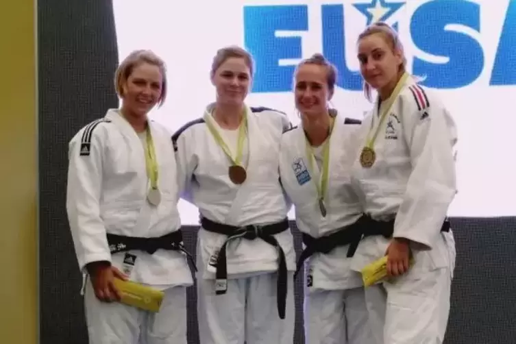 Goldig: Vanessa Müller (Zweite von rechts) mit Bronze um den Hals. Foto: frei
