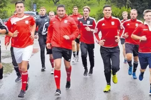 Will den Gegner nass machen: der FV Berghausen II.