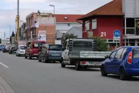 Stau: Kommende Woche wird die Kirchheimer Straße in Grünstadt noch einmal gesperrt, was wohl wieder für lange Schlangen in der I