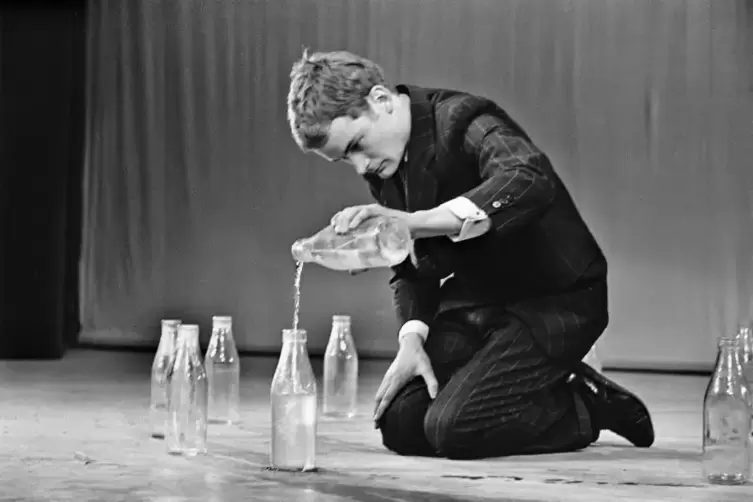Performance mit Flaschen: Damit wurde Tomas Schmit in den 60er Jahren bekannt.