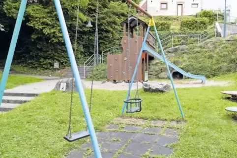 Auf dem Blaubacher Spielplatz müssen nicht nur die alten Geräte renoviert werden.