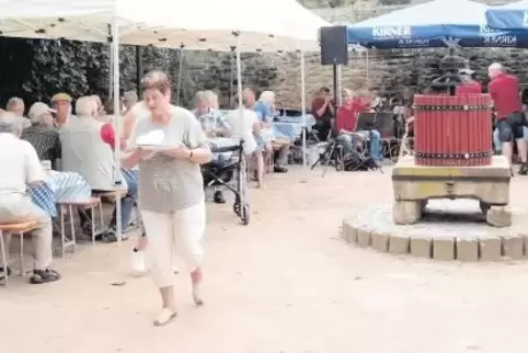 Der Dorfplatz in Hundheim ist Schauplatz des kleinen Volksfestes.