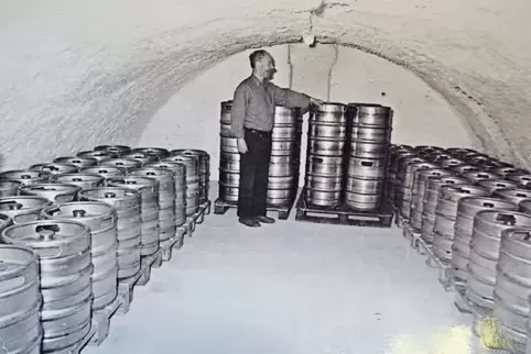 In seinem Bierlager in Alsenz in den 1970er Jahren.