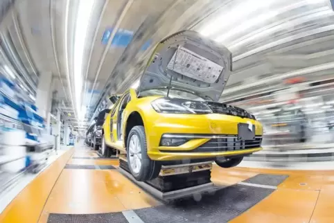 Stark entwickelte sich auch die Kernmarke VW – hier ein Blick in die Fertigung des Golf 7 in Wolfsburg.