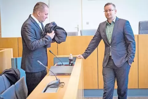 Machte in dem Prozess bisher keine Angaben: Sebastian Münzenmaier (rechts) mit seinem Anwalt Jens George.