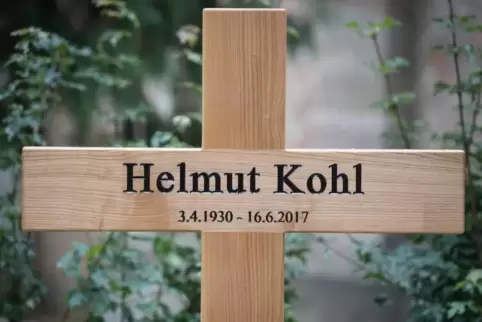 Seit Donnerstag ist am Grab des Altkanzlers Helmut Kohl eine Kamera montiert. Foto: dpa 