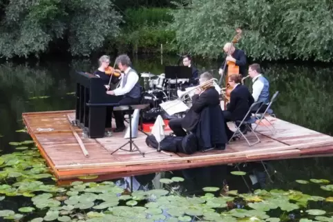 Die Stuttgarter Saloniker nehmen Händels „Wassermusik“ wörtlich und spielen auf einem Floß. Foto: Saloniker 