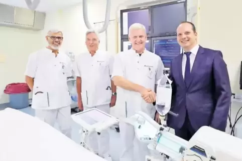 Geschäftsführer Frank Lambert (rechts) gratuliert Professor Dr. Jörg Stypmann. Dr. Wolfram Schulz (ganz links) und Dr. Eberhard 