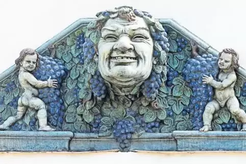 Das Bacchus-Relief trägt die Signatur „M. Heinze“ – was auf den Künstler Max Heinze hinweist.