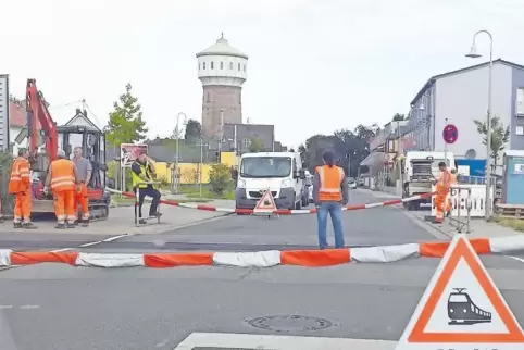 Streckenposten sperren mit Bändern während des Umbaus die Übergange in der Hauptstraße und im Ostring.