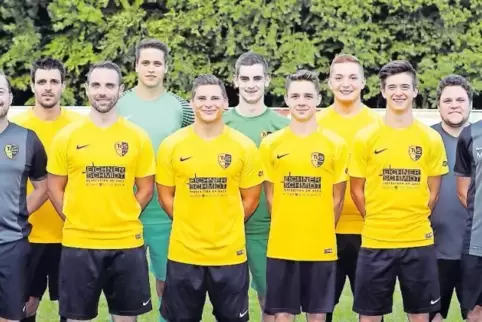 TuS Knittelsheims Trainer Kevin Konz (von links) mit Carsten Meyer, Jens Kaufmann, Martin Strauß, Florian Schmidt, Jonas Kaika, 