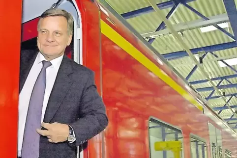 Die Ludwigshafener Werkstatt der kurz zuvor erfolgreich gestarteten S-Bahn Rhein-Neckar besuchte Hartmut Mehdorn im Februar 2004