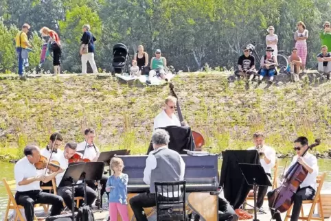 Auf und am Wasser: das Picknick-Konzert der Stuttgarter Saloniker mit Patrick Siben am Klavier.