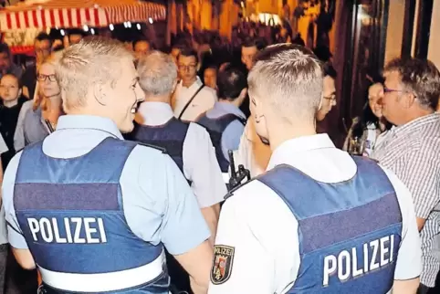 Polizisten mittendrin: Freitagabend auf der Jakobuskerwe.