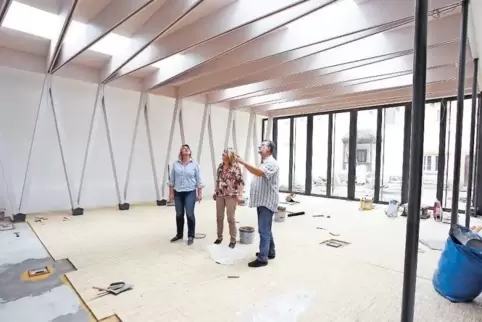 Das ehemalige Kreisaltenheim im Umbruch: Birgit Weis, Edelgard Kindler und Bruno Kühn (von links) besichtigen die Baustelle.