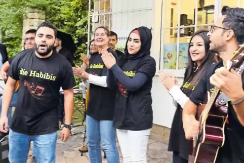 Musik verbindet und macht gute Laune: Die Gruppe „die Habibis“ sang bei der Abschlussveranstaltung der IKW 2016 im Domgarten.
