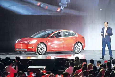 Die Übergabe der ersten 30 Tesla Model 3 an ihre künftigen Besitzer inszenierte Tesla-Chef Elon Musk als Show-Event.