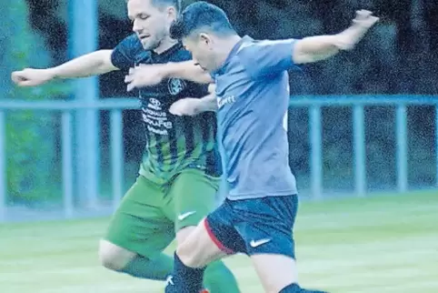 Mit Händen und Füßen: Nico Müller (VfR Grünstadt, links) gegen den Rüssinger Rene Schwall.