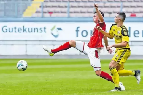 Carlo Sickinger (FCK) streckt sich, rechts Hendrik Schmidt.