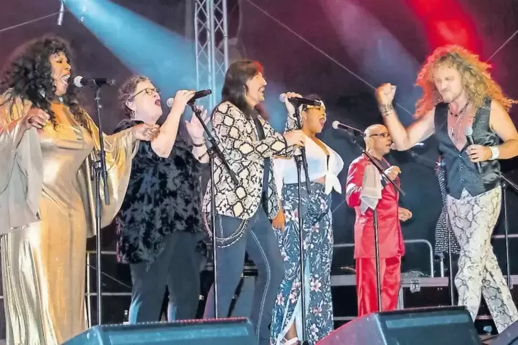 Zum Stadtfest-Finale setzten die Les Humphries Singers einen besonderen Party-Höhepunkt.