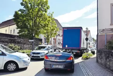 Autos und Lastwagen gefährden und belästigen die Menschen in Hauenstein.