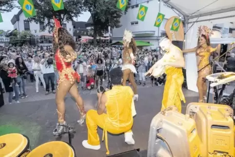 Das Stimmungsbarometer steigt: Die Tänzerinnen der Viva Brasil Dance Show wirbeln über die Bühne.