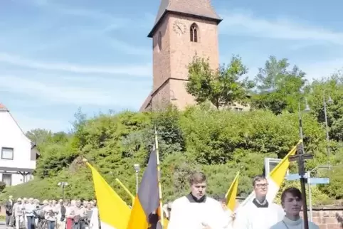 Am Samstag zogen die Wallfahrer durch die Straßen hinaus zur alten St.-Anna-Kapelle.
