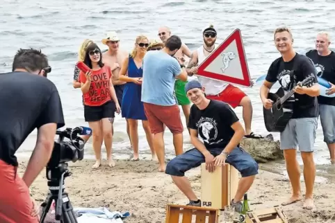 Freunde und Familie haben David Hällmeyer (Mitte, sitzend) und Stefan Scholz (rechts) für den Dreh am Silbersee mobilisiert. Kam