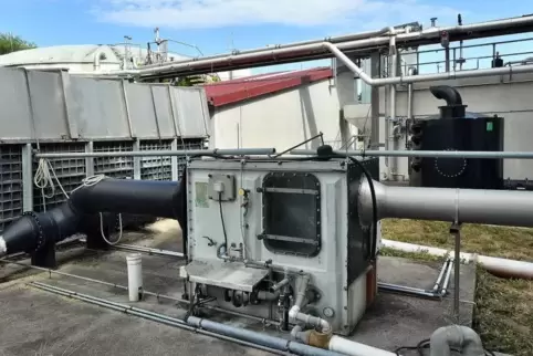  Zwei Filteranlagen arbeiten an der Kläranlage in Niederkirchen: links der Biofilter, rechts hinten der schwarze Aktivkohlefilte