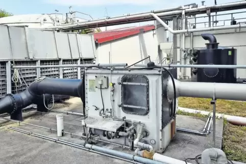 Zwei Filteranlagen arbeiten an der Kläranlage in Niederkirchen: links der Biofilter, rechts hinten der schwarze Aktivkohlefilter