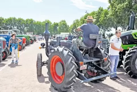 Parkplatz gesucht: Die Besitzer alter Traktoren präsentierten beim Oldtimertreffen ihre Gefährte – natürlich ordentlich in Reih 