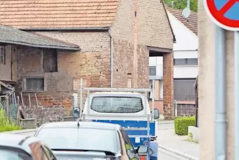 Wegen der Vollsperrung im Lautertal fahren noch mehr Autos als sonst durch die Kollweiler Straße in Schwedelbach. Viele halten s