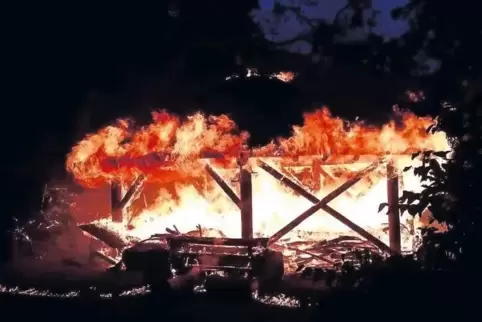 Am Sonntag gegen 20.45 Uhr ist die auf Gonbacher Gemarkung gelegene Schutzhütte des Münchweilerer Waldkindergartens in Brand ger