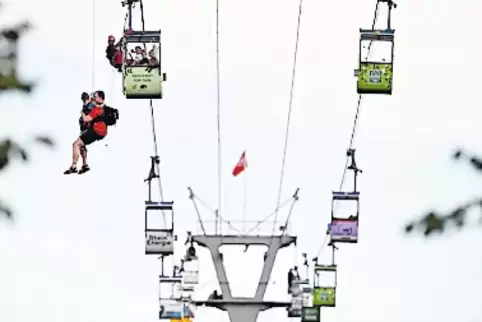 Fahrgäste mussten abgeseilt werden.